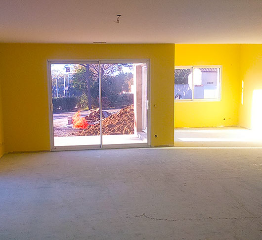 Intérieur d'une maison avec une peinture de couleur jaune