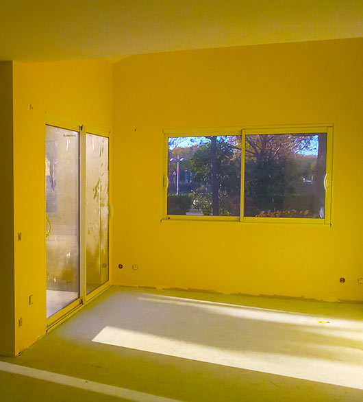 Intérieur d'une maison avec une peinture de couleur jaune